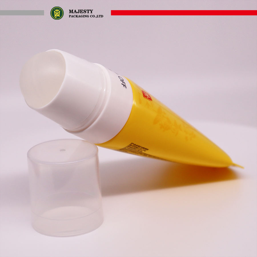 Rouleau de tube en plastique cosmétique sur des tubes avec une grosse bille applicateur de soins personnels Utiliser du plastique