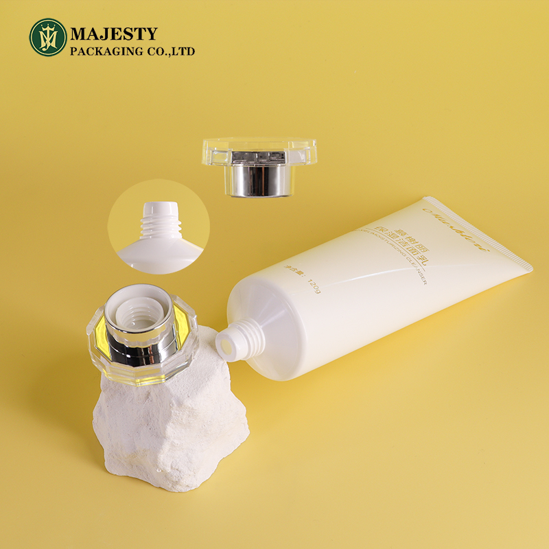 pour le visage nettoyant tube en plastique pour le 