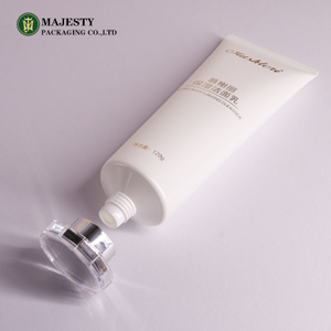Tube à tube molle nettoyant pour le visage