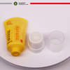 Rouleau de tube en plastique cosmétique sur des tubes avec une grosse bille applicateur de soins personnels Utiliser du plastique