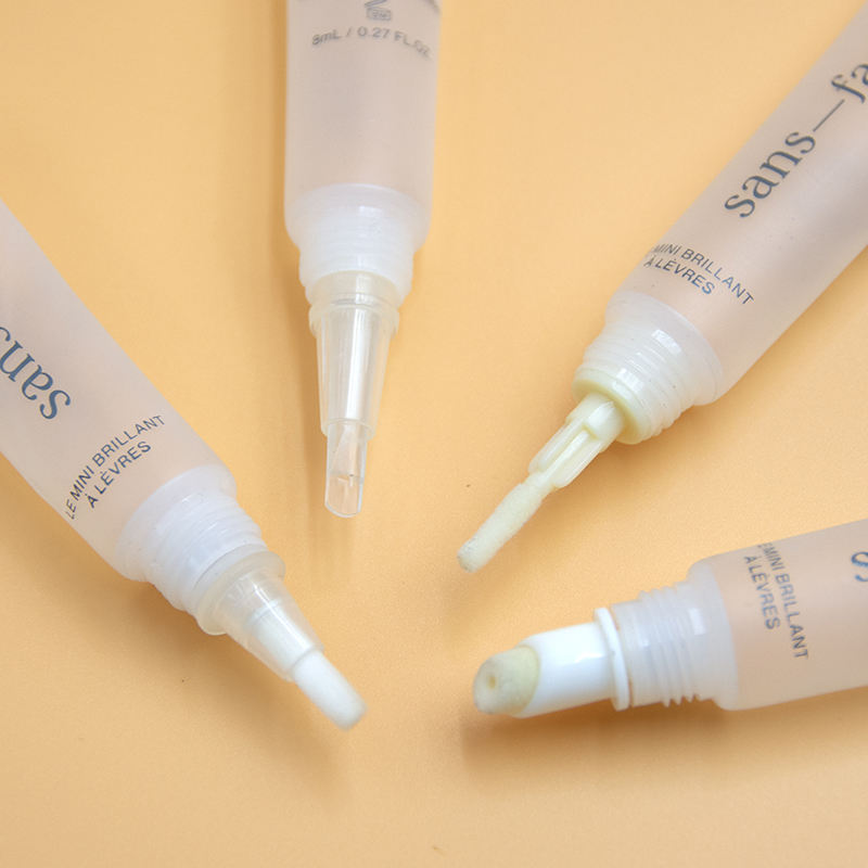 Tubes vides de brillant à lèvres en plastique avec tête de brosse, récipient à presser cosmétique propre, emballage pour le maquillage et le soin des lèvres
