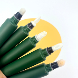 Conteneurs de baume à lèvres personnalisés ronds en plastique écologiques populaires de 10 ml avec applicateur de flocage crème solaire pour les yeux masques de soins de la peau