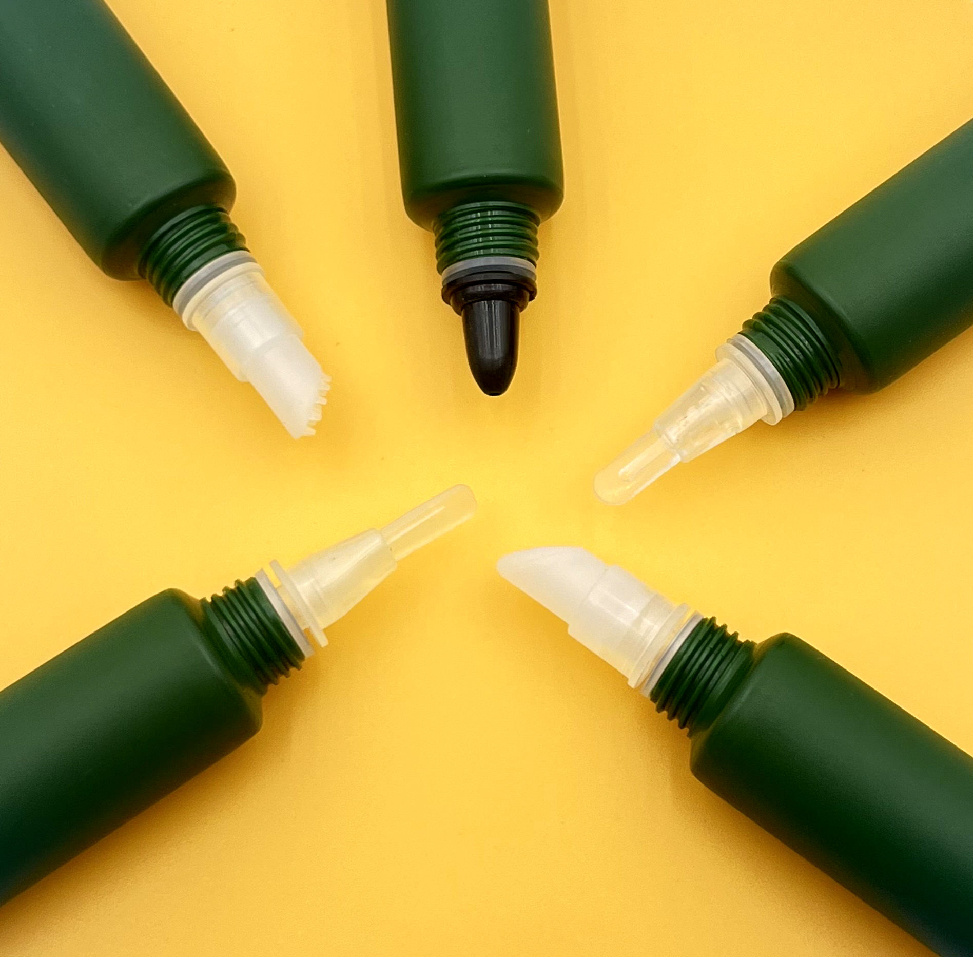 Conteneurs de baume à lèvres personnalisés ronds en plastique écologiques populaires de 10 ml avec applicateur de flocage crème solaire pour les yeux masques de soins de la peau