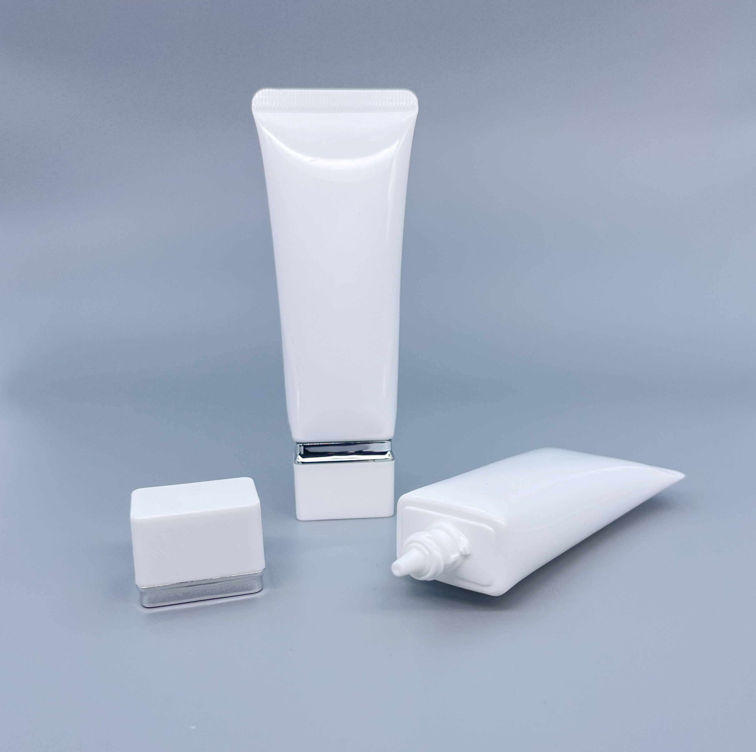 Tube cosmétique PE en plastique souple de forme carrée, emballage à presser pour crème pour les mains avec papier d'étiquetage, matériel pour soins de la peau et rouge à lèvres