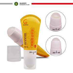Rouleau de tube en plastique cosmétique sur des tubes avec une grosse bille applicateur de soins personnels Utiliser du plastique