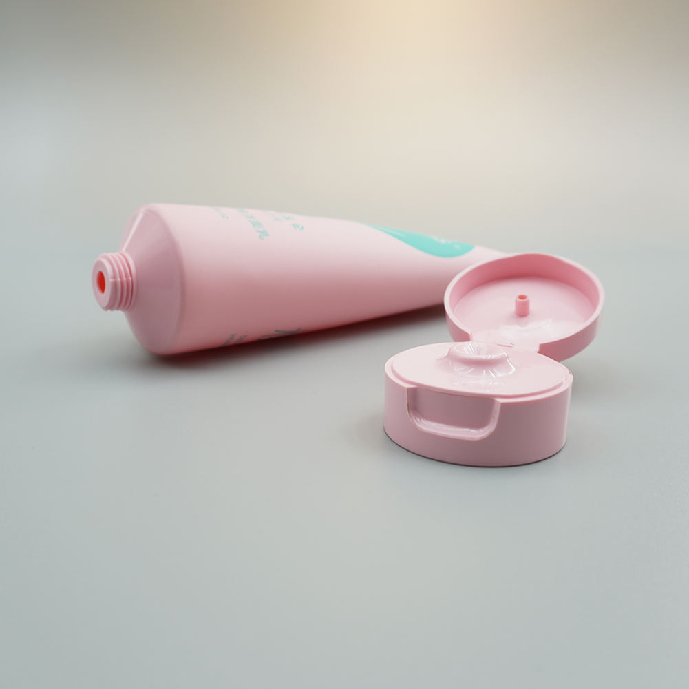 Masque cosmétique en plastique de tube d'emballage de crème nettoyante pour le visage de logo personnalisé avec vis ou couvercle rabattable pour le lavage du visage