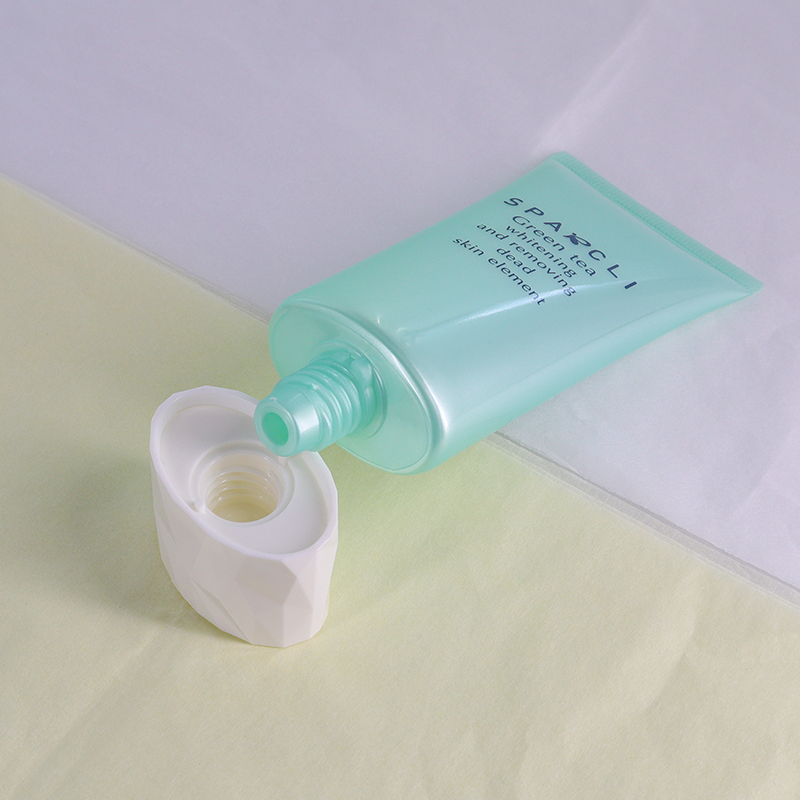 Nettoyant pour le visage tube en plastique 