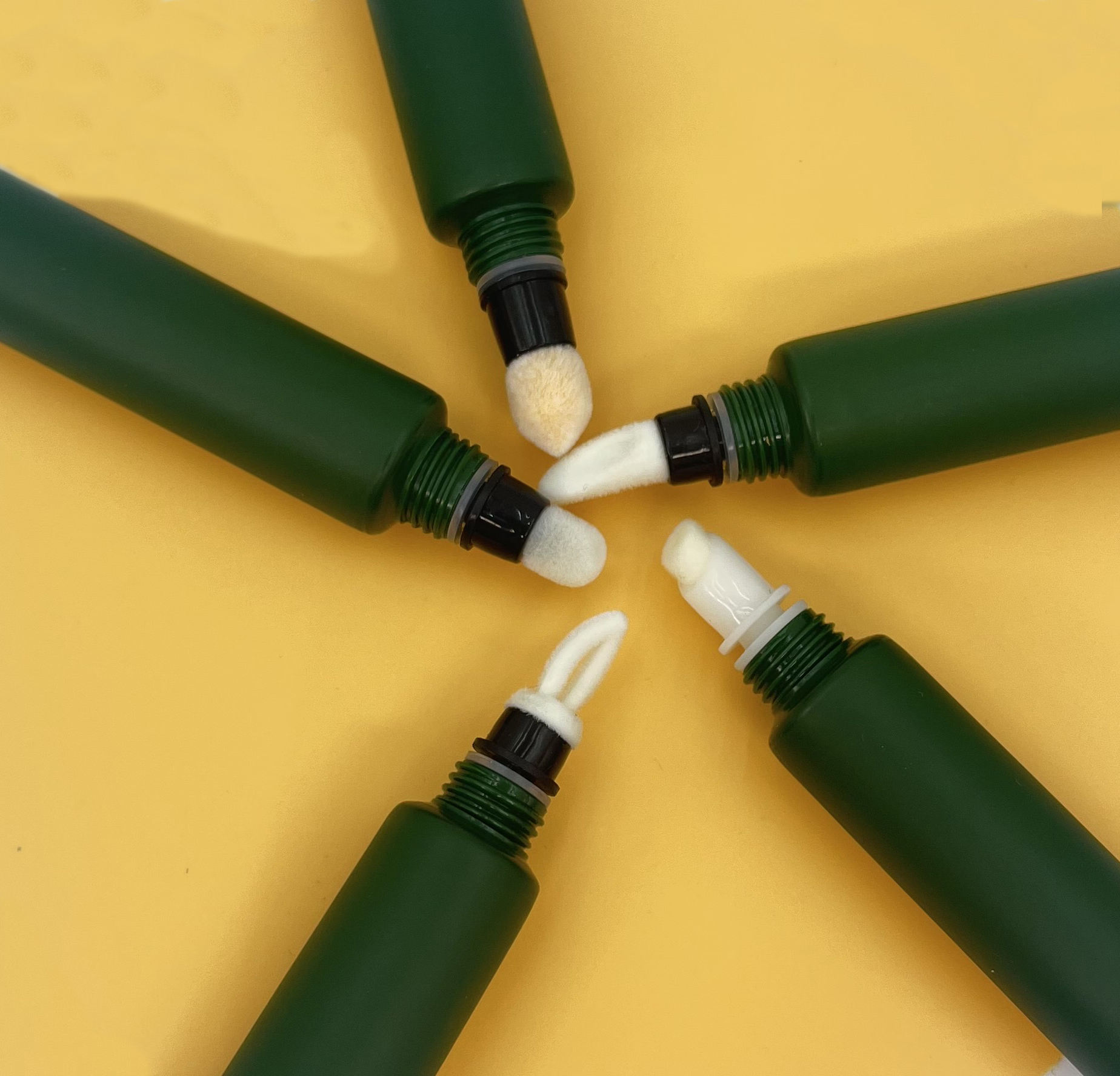 Conteneurs de baume à lèvres personnalisés ronds en plastique écologiques populaires de 10 ml avec applicateur de flocage crème solaire pour les yeux masques de soins de la peau
